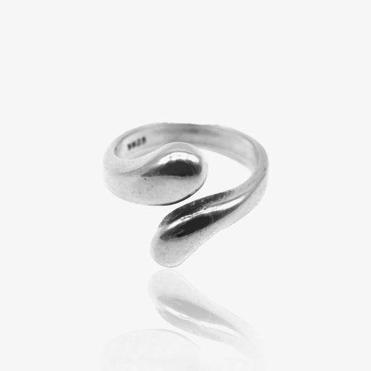 Ring mit zwei Tropfen im Look von Y2K aesthetics von der Clothing-Brand 00FIERCE, welche einen Shop für Accessories für Style und Outfits ist
