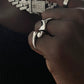 Ring mit zwei Tropfen im Look von Y2K aesthetics von der Clothing-Brand 00FIERCE, welche einen Shop für Accessories für Style und Outfits ist
